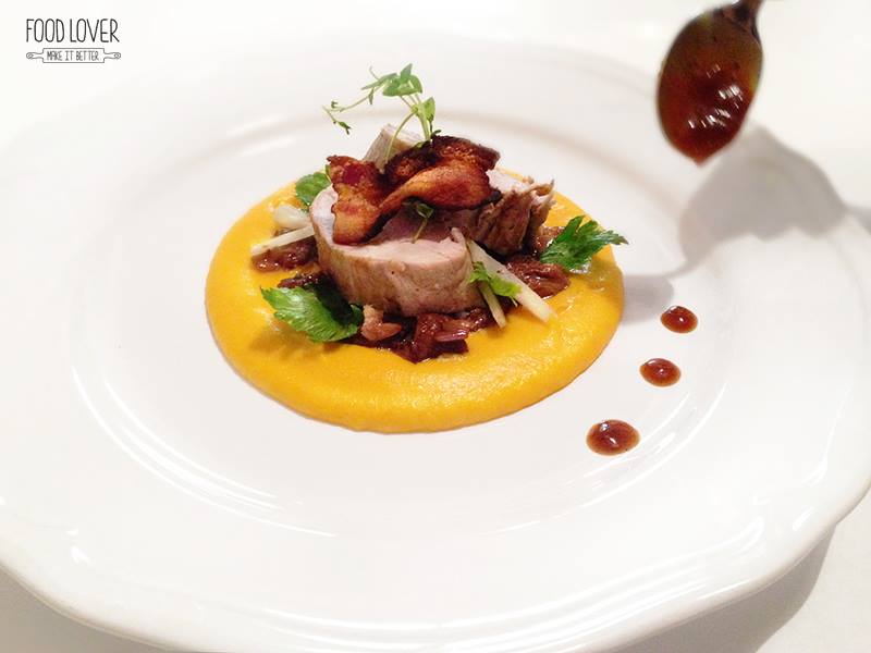 Šťavnatá vepřová panenka s mrkvovým pyré, houbovým ragů a omáčkou