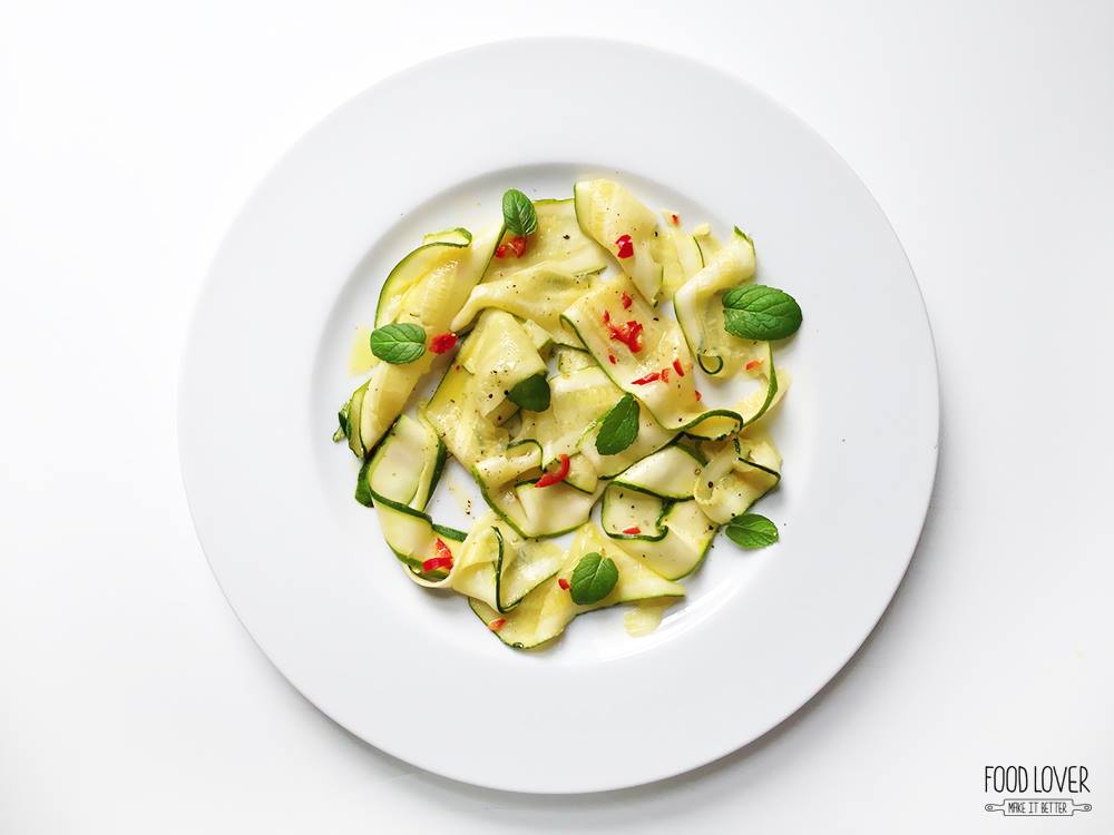 Salát z cuket s chilli