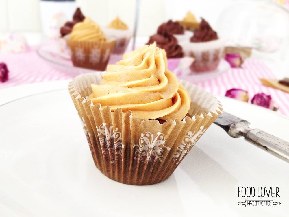 Hříšně čokoládový cupcake s kakaovým a arašídovým krémem