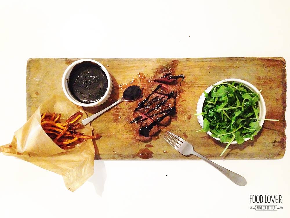 Chuck tender steak s balzamikovou redukcí a hranolkami z batátů