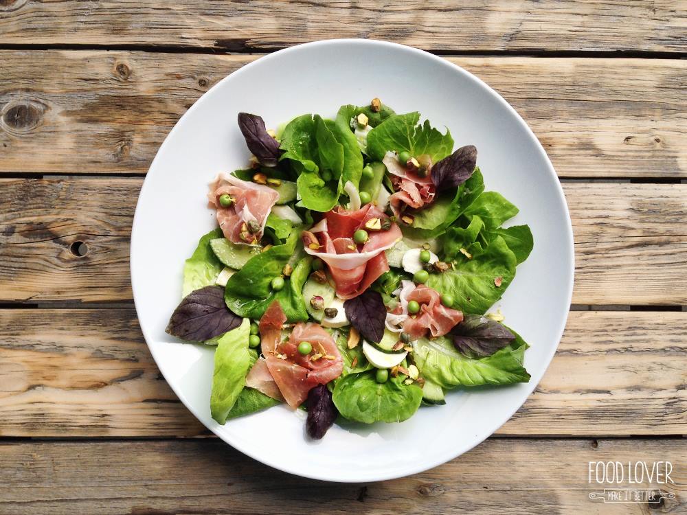 Italský letní salát s pistáciovými oříšky a zálivkou z balzamik