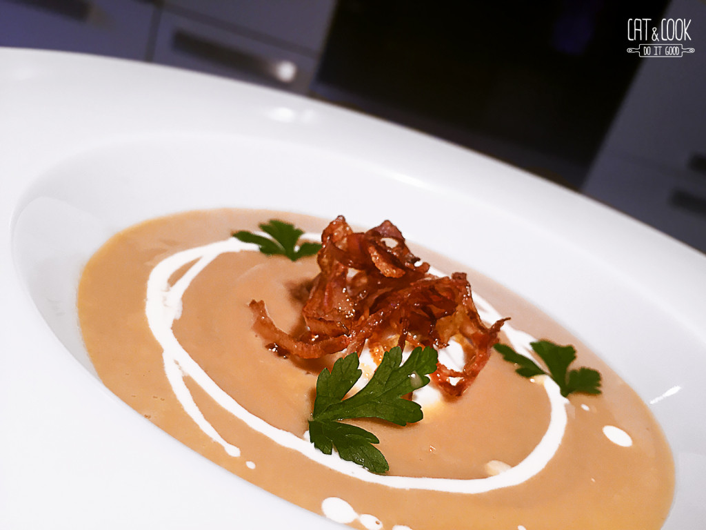 Sametová kaštanová polévka s pošírovaným vejcem a smaženou cibulkou