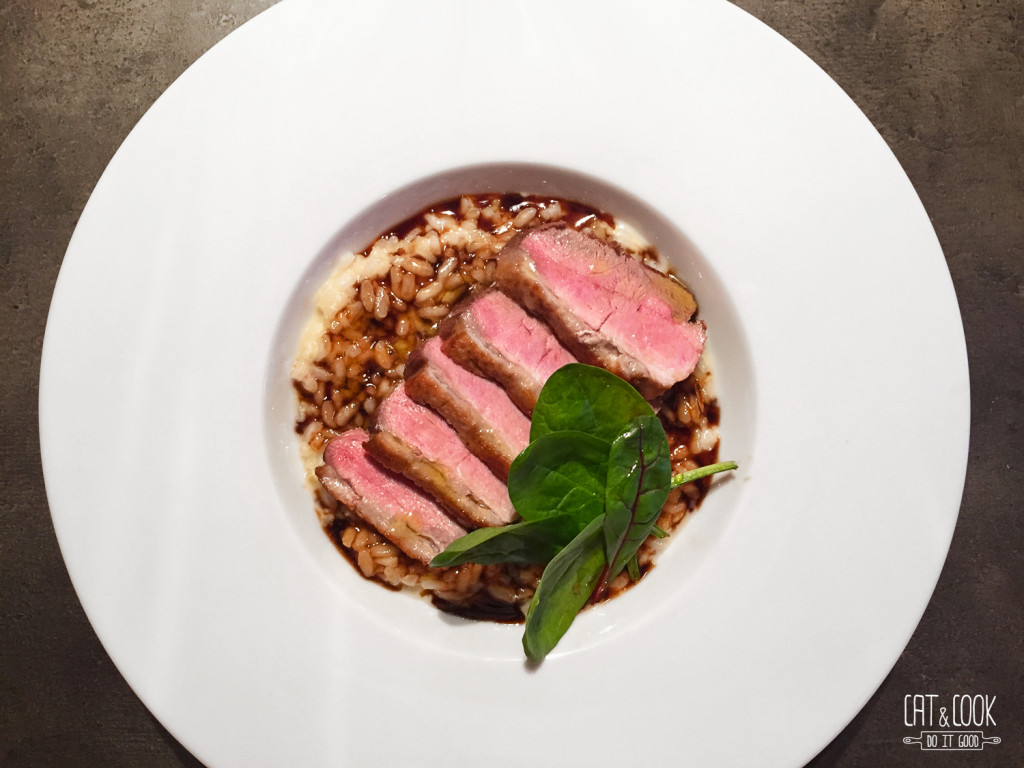 Parmazánové risotto s filírovanými kachními prsíčky a redukcí z balzamika