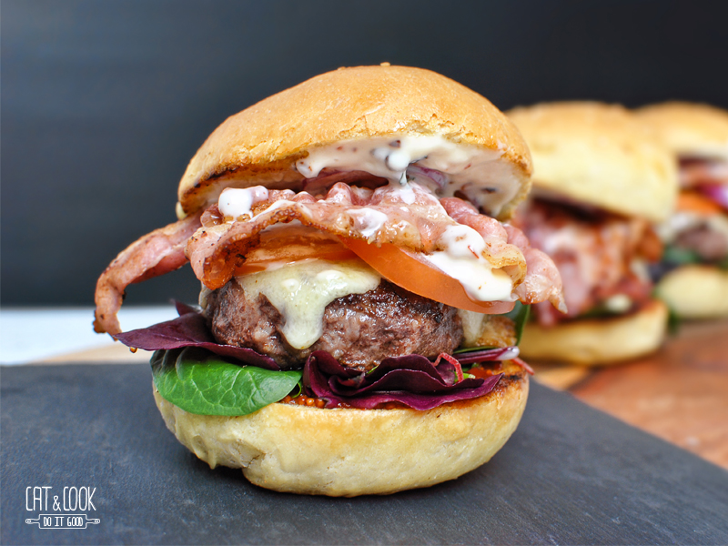 Burger s vyzrálým čedarem a slaninou