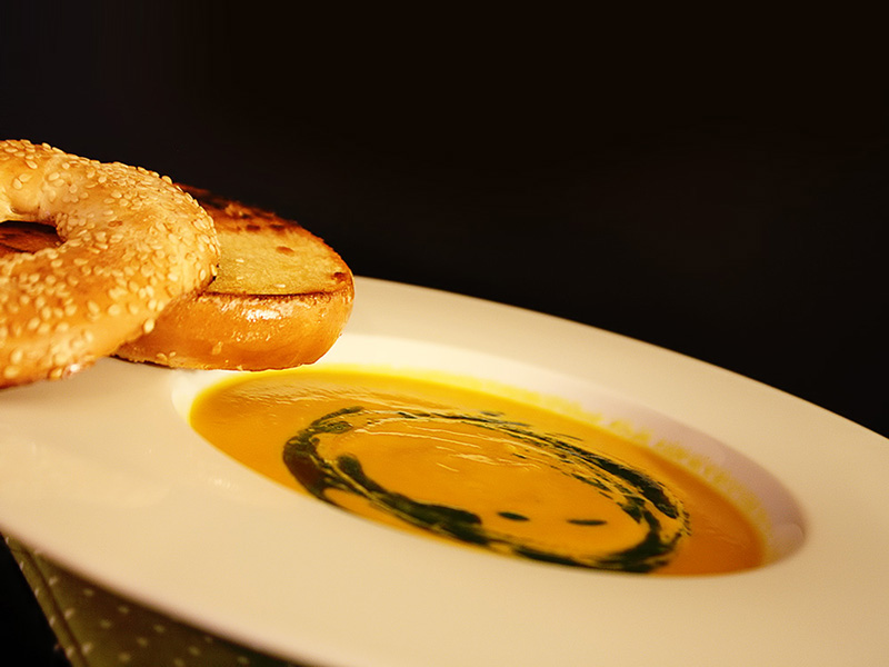 Polévka z pečené mrkve a česneku