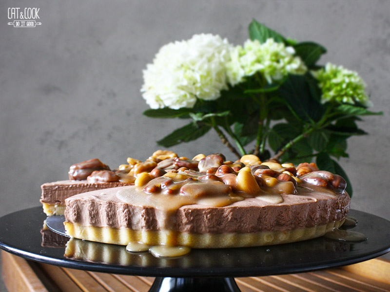 Čokoládový cheesecake s karamelem a ořechy