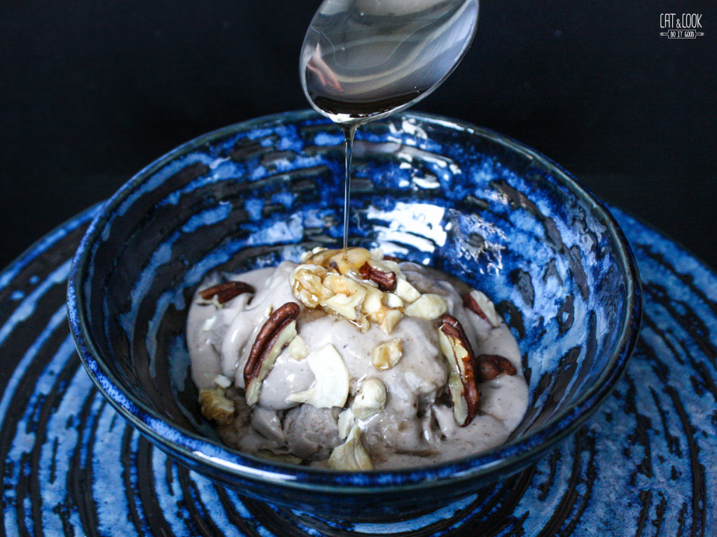 Banánová zmrzlina se slaným karamelem a ořechy