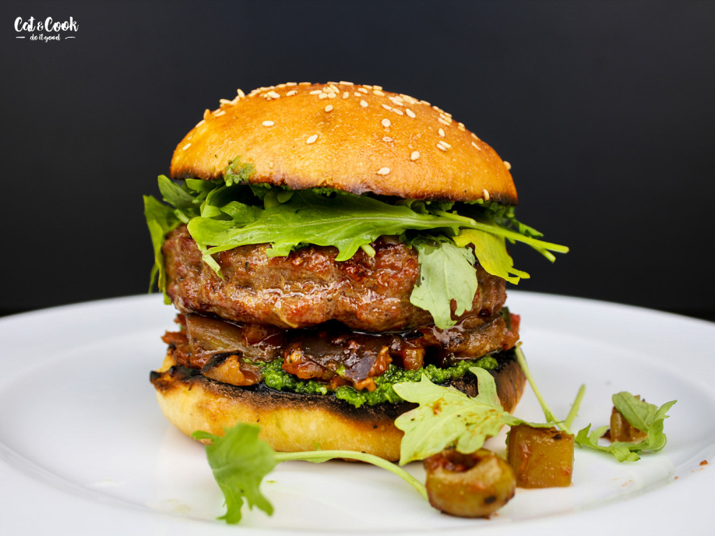 Telecí burger s caponatou a bazalkovým pestem