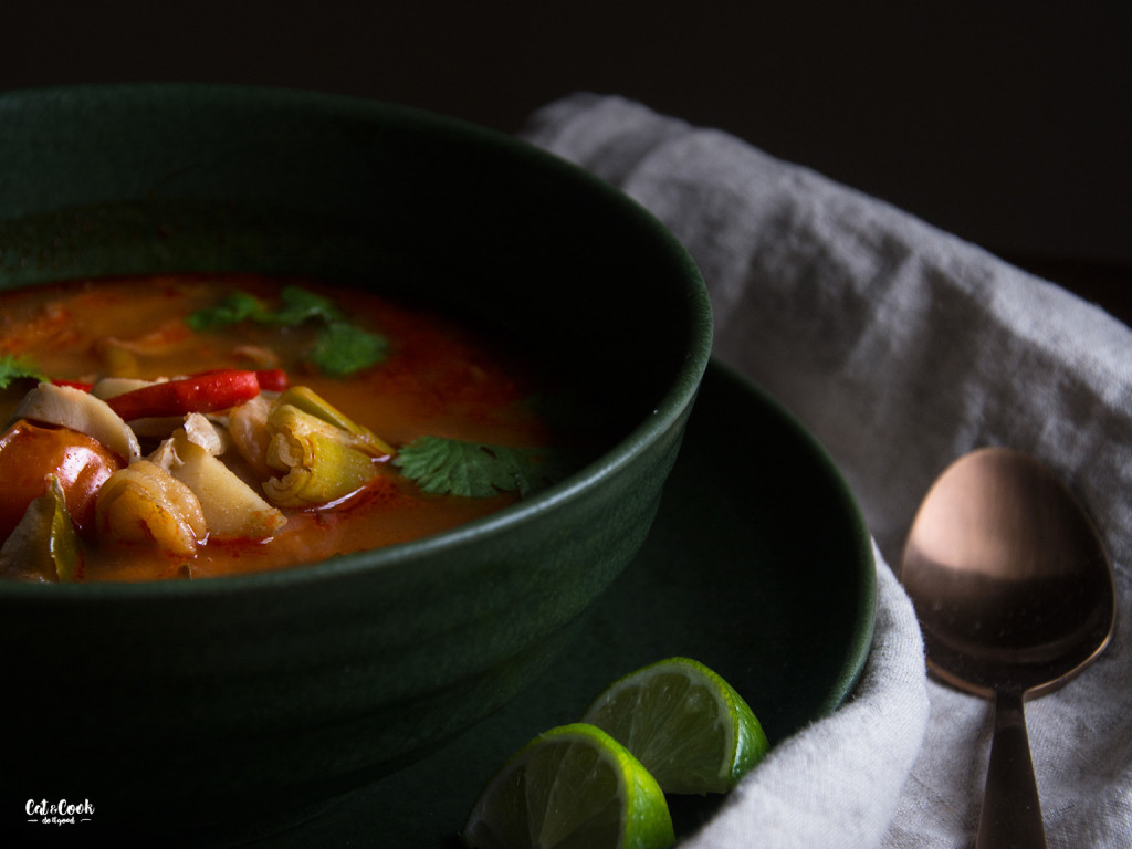 Tom yum goong nam khon – ostrá a kyselá krémová polévka s krevetami