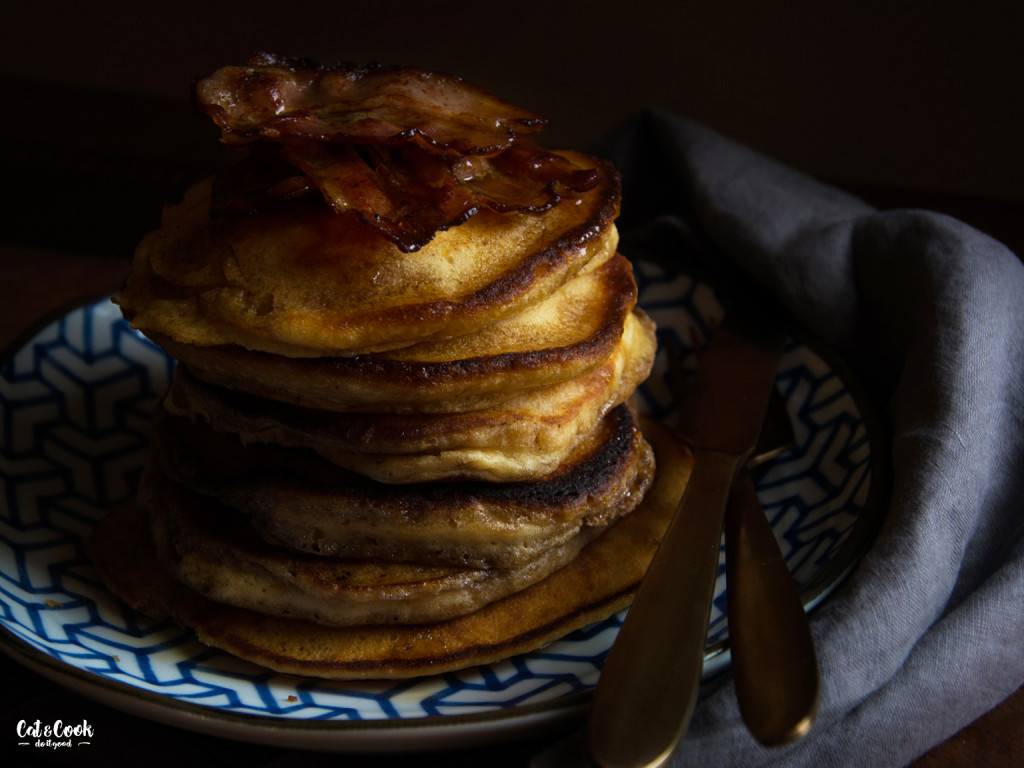 Americké nadýchané lívance s javorovým sirupem a slaninou