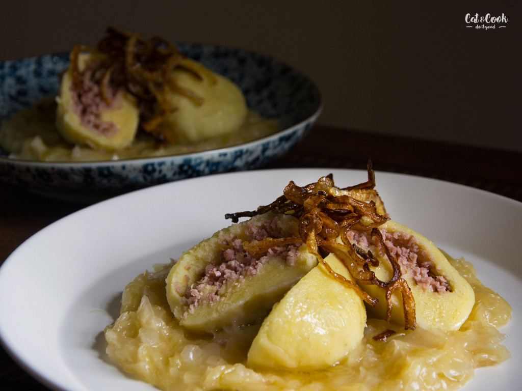 Plněné bramborové knedlíky uzeným masem se zelím a cibulkou