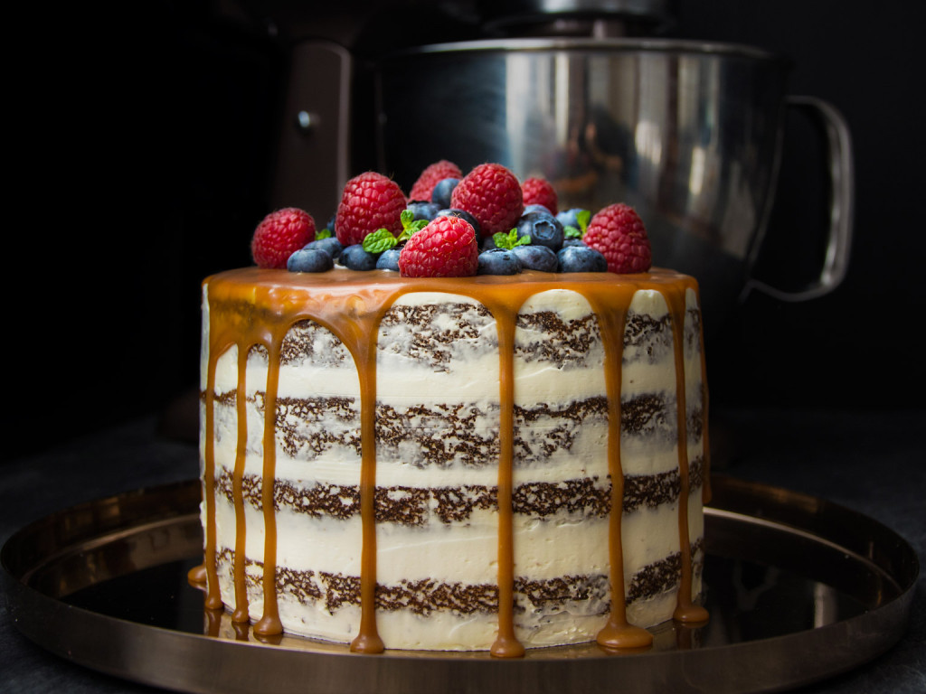 Mrkvový dort s karamelem a ovocem