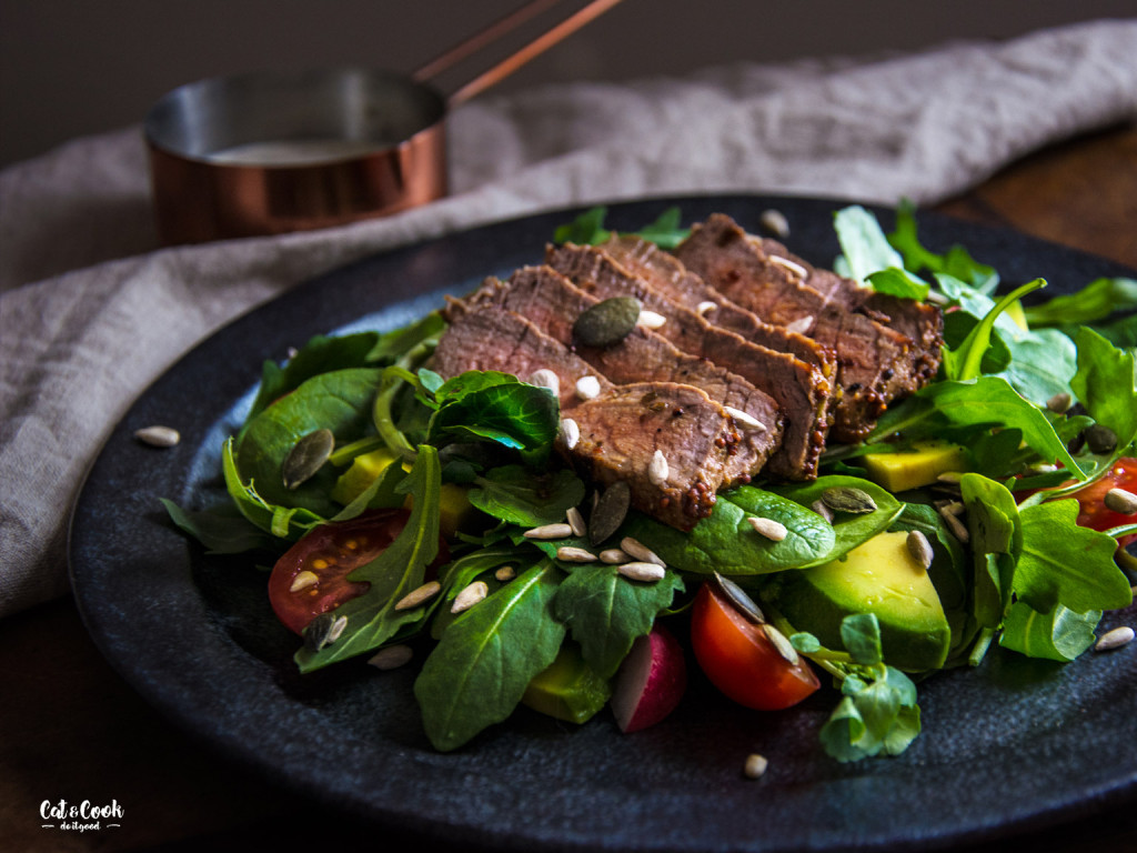 Steak na salátku s pečenými rajčaty z M&S potravin