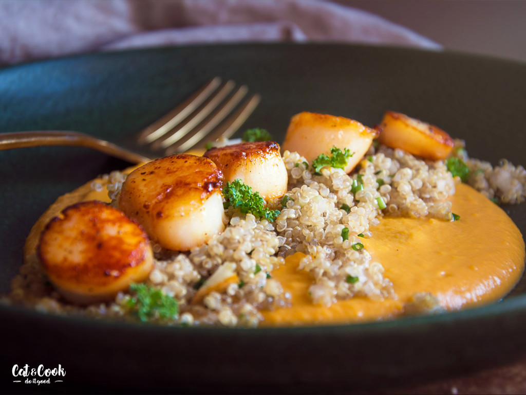 Mušle sv. Jakuba s dýňovým pyré a salátkem z quinoy z M&S potravin