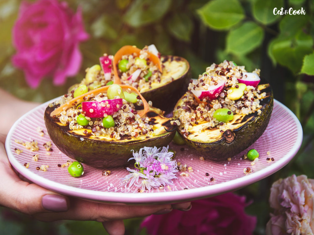 Grilované avokádo plněné salátkem z quinoy