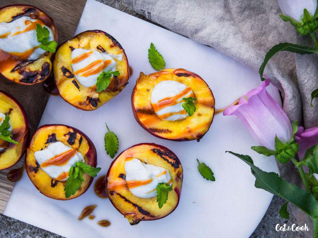 Grilované nektarinky se skyrem a slaným karamelem