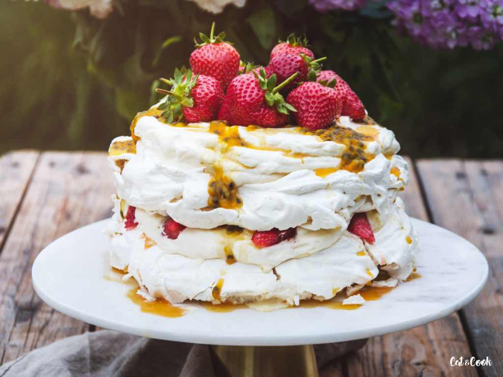 Pavlova s mučenkou a jahodami z M&S potravin