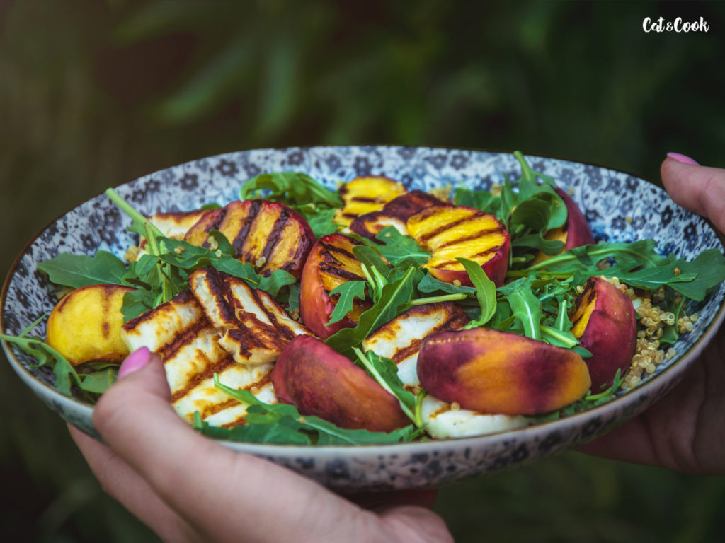 Quinoa salát s grilovanými broskvemi a sýrem halloumi z M&S potravin