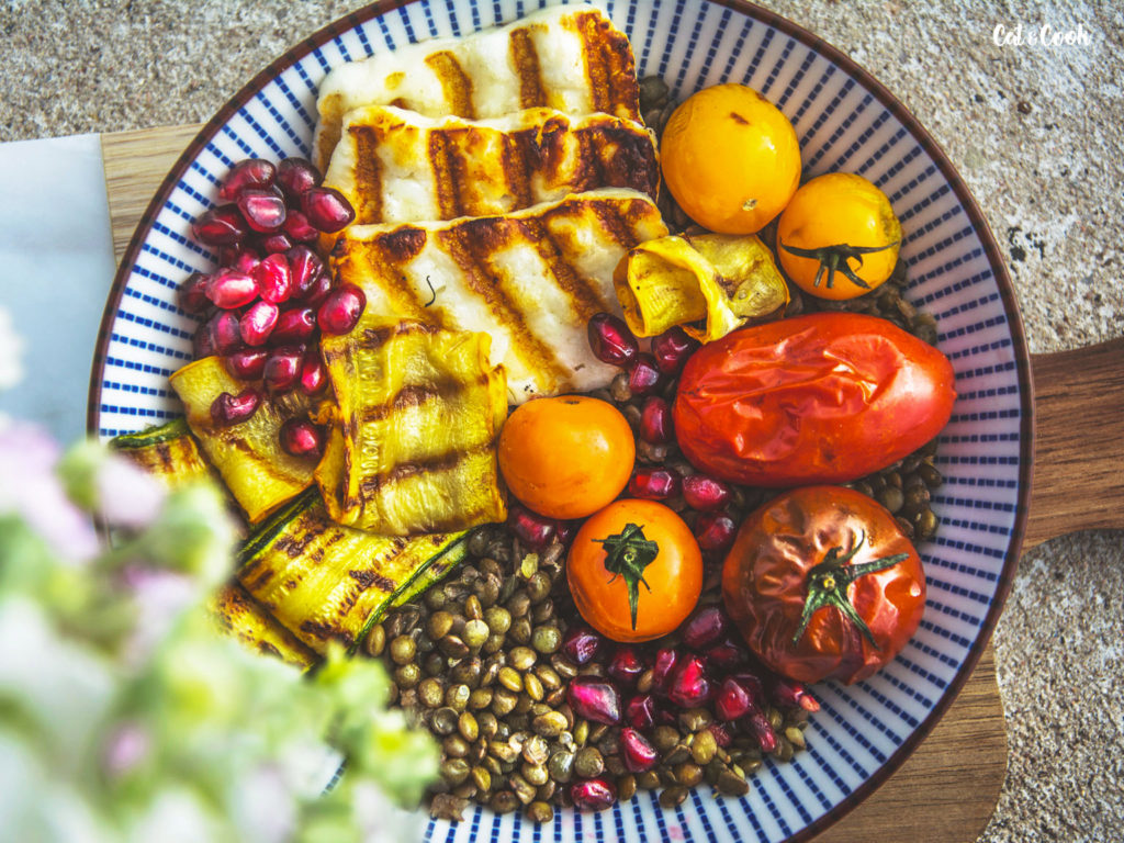 Letní miska s grilovanou zeleninou a sýrem z M&S potravin