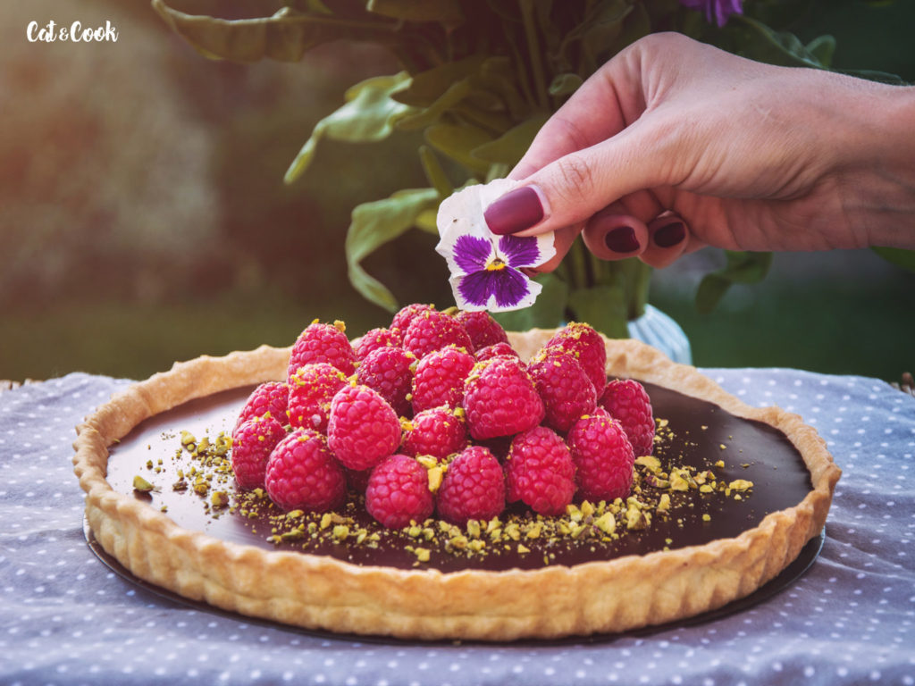 Čokoládový koláč se slaným karamelem a malinami z M&S potravin