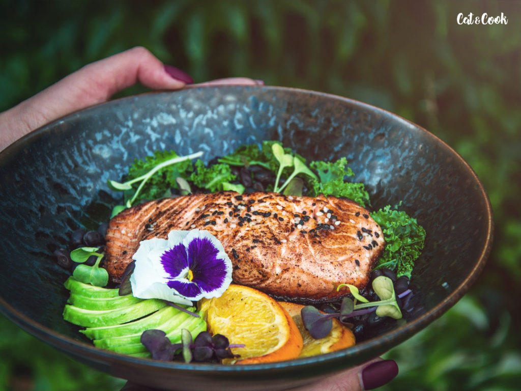 Losos s černými fazolemi a kadeřávkem