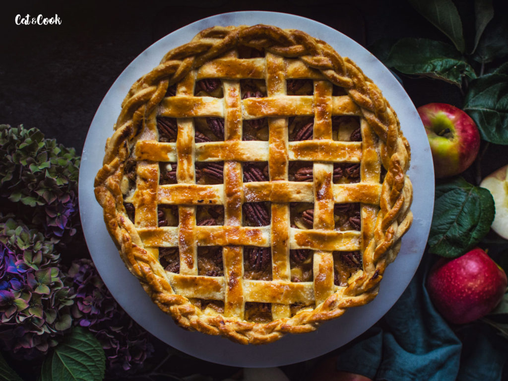 Apple pie s pekanovými ořechy a karamelem z M&S potravin