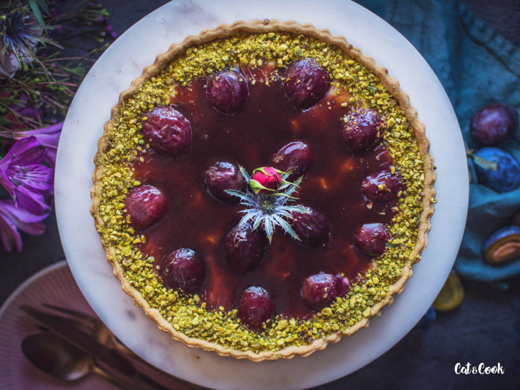 Koláč s vanilkovým krémem a karamelizovanými švestkami