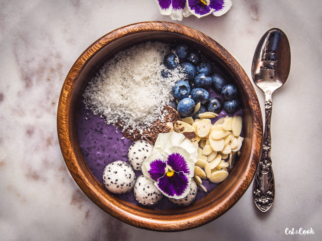 Smoothie bowl s borůvkami