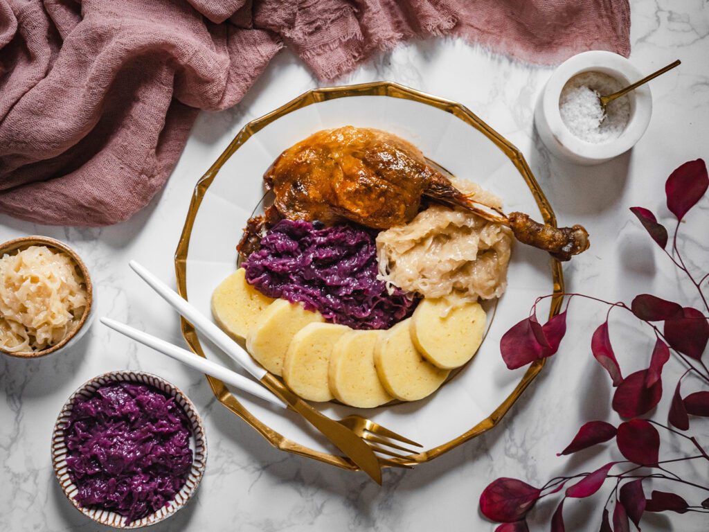 Konfitovaná husa s bramborovým knedlíkem / lokšemi a červeným zelím