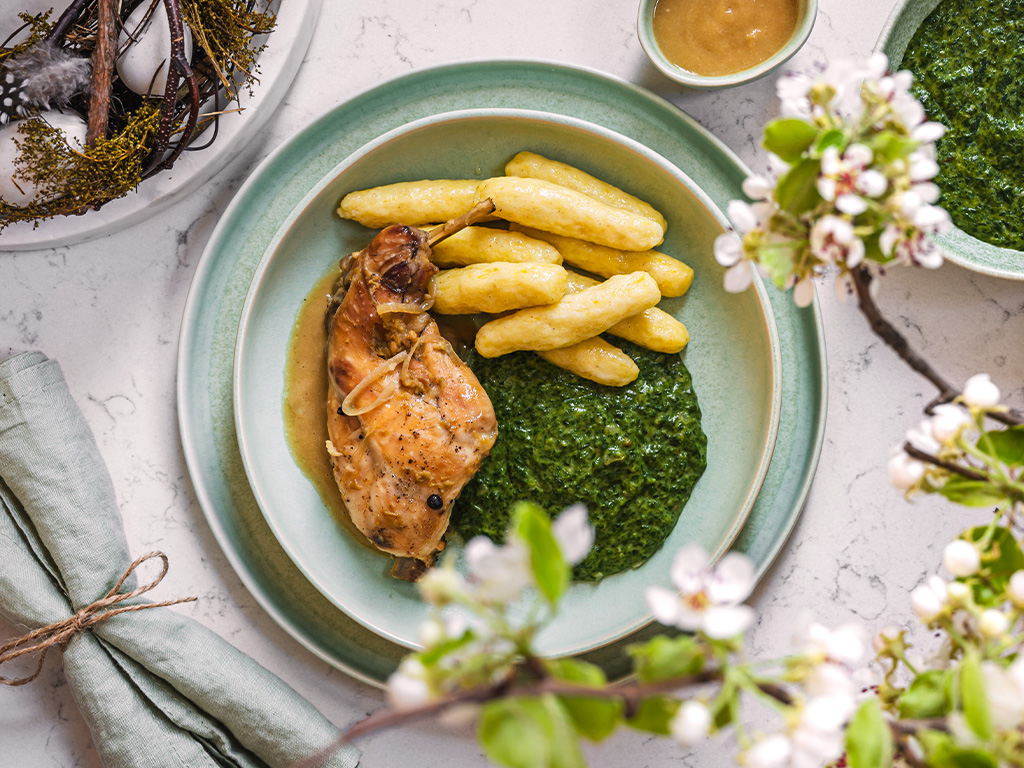 Pečený králík na cibuli a česneku s bramborovým knedlíkem a špenátem