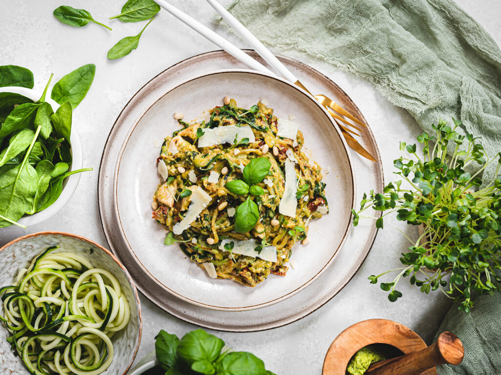 Cuketové špagety s avokádovým pestem