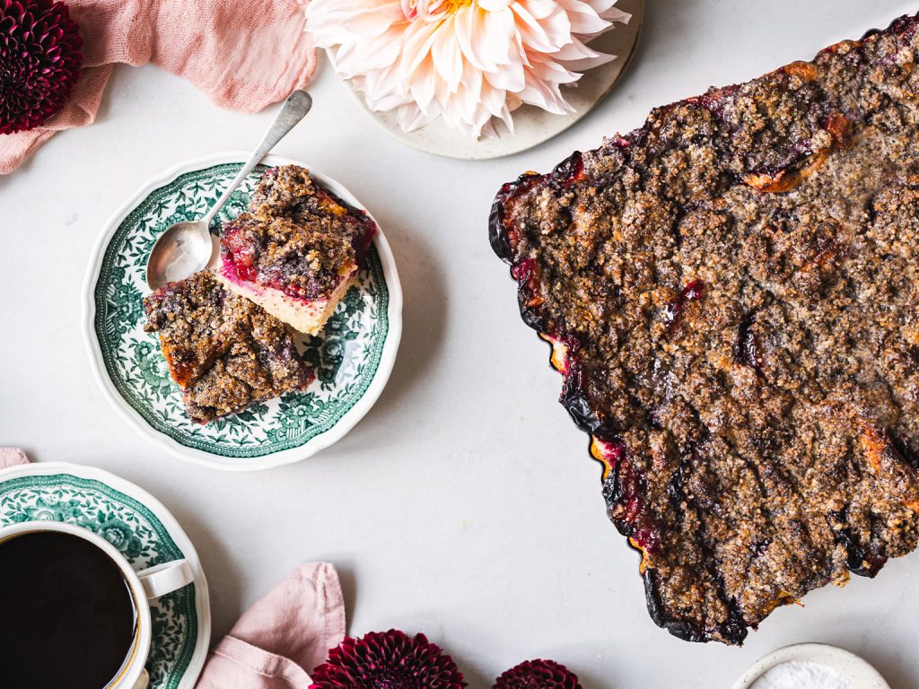 Švestkový koláč s makovou drobenkou