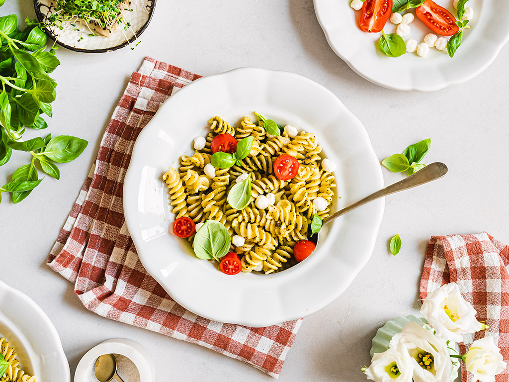 Těstovinový salát s rajčaty, pestem, bazalkou a mozzarellou