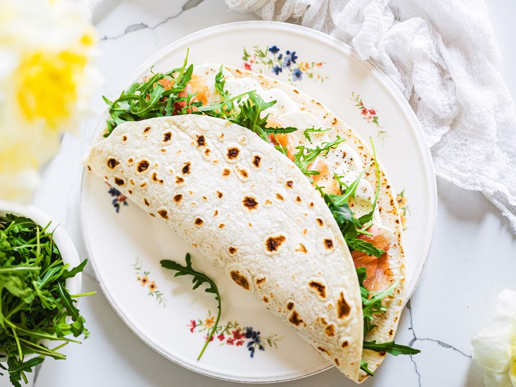 Tortilla piadina s krémovým sýrem, sušenou šunkou a rukolou