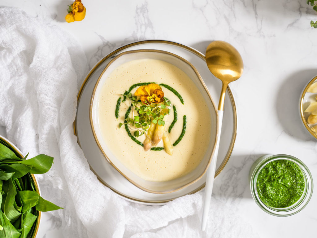 Krém z bílého chřestu s pestem z medvědího česneku