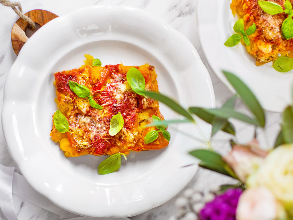 Zapečená špagetová dýně s rajčaty a sýrem