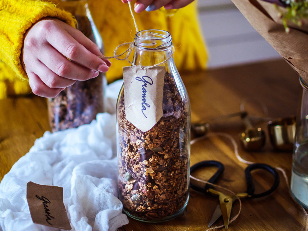 Granola s ořechy, kokosem a čokoládou