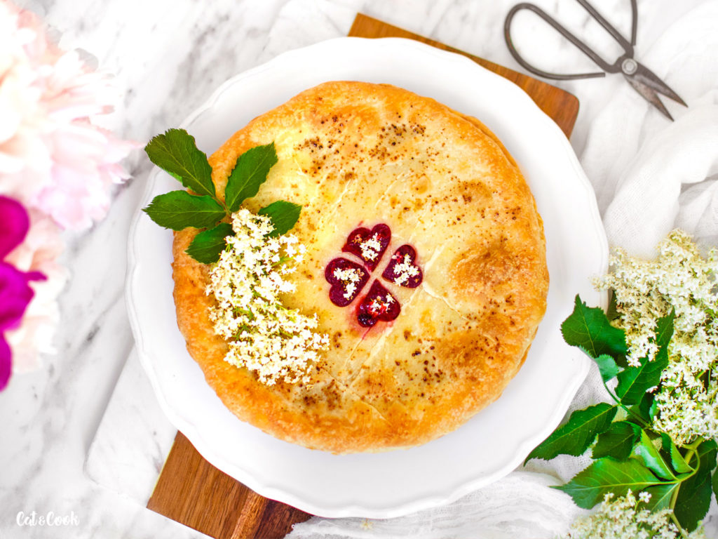 Rebarborovo - jahodový koláč s květy bezu