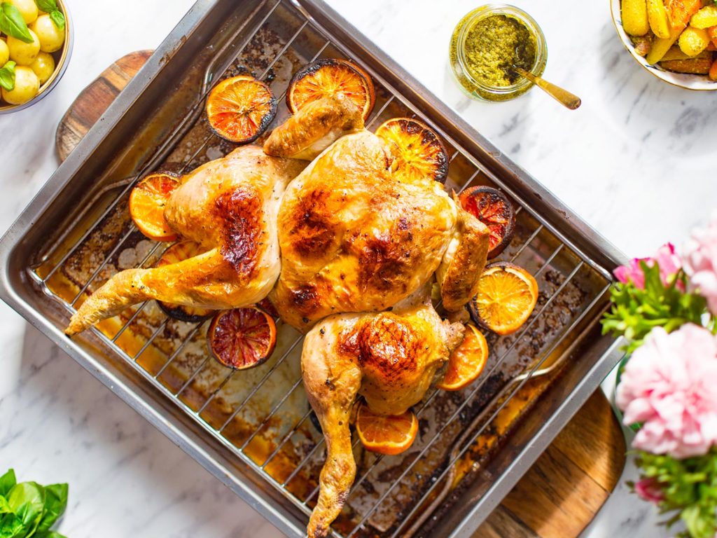 Jarní kuřátko s bazalkovým pestem, mrkvičkou a baby brambůrkami