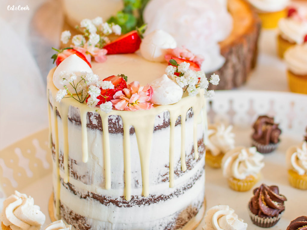 Romantický dort plněný čokoládou a karamelem