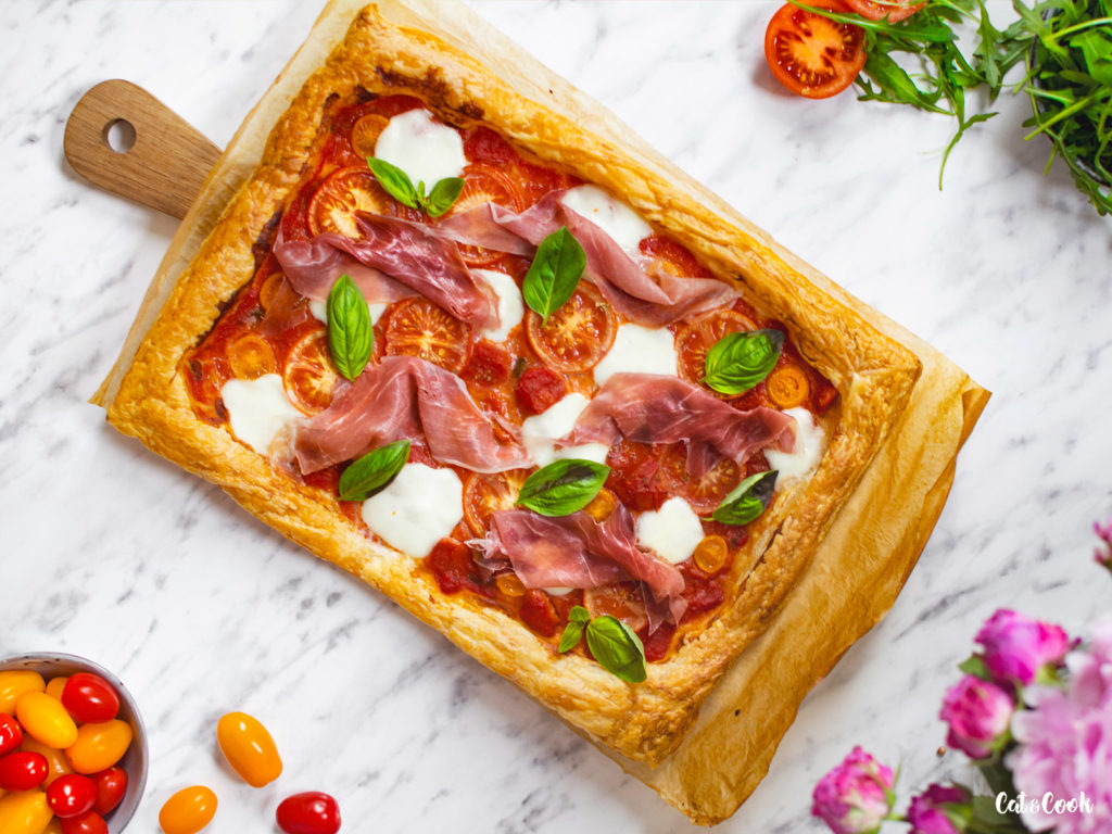 Koláč z listového těsta s parmskou šunkou