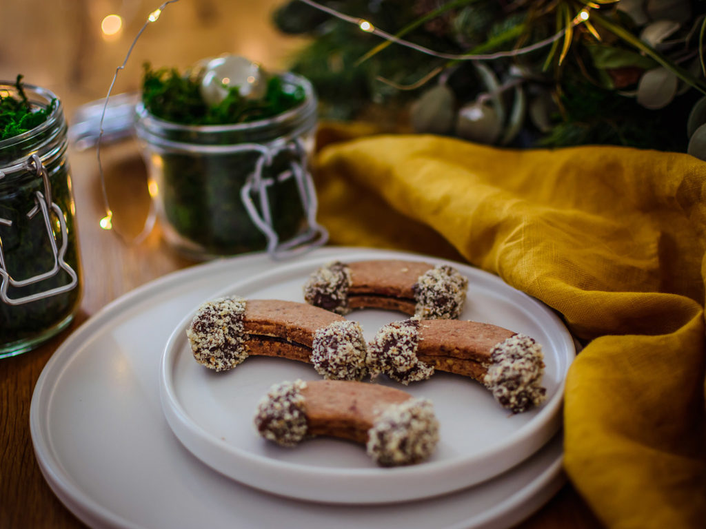 Čokoládové rohlíčky s rybízovou marmeládou