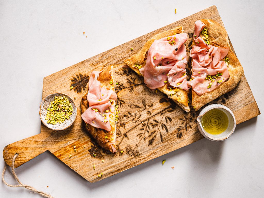 Pinsa s mortadellou a pistáciemi