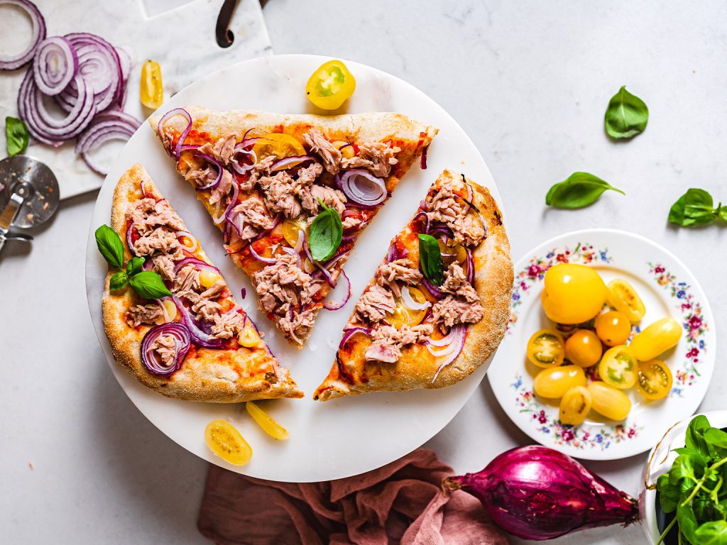 Pinsa s červenou cibulí a tuňákem