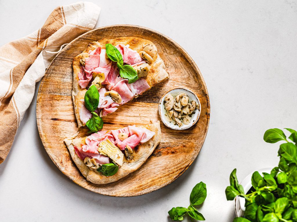 Pinsa se šunkou, artyčoky a houbami